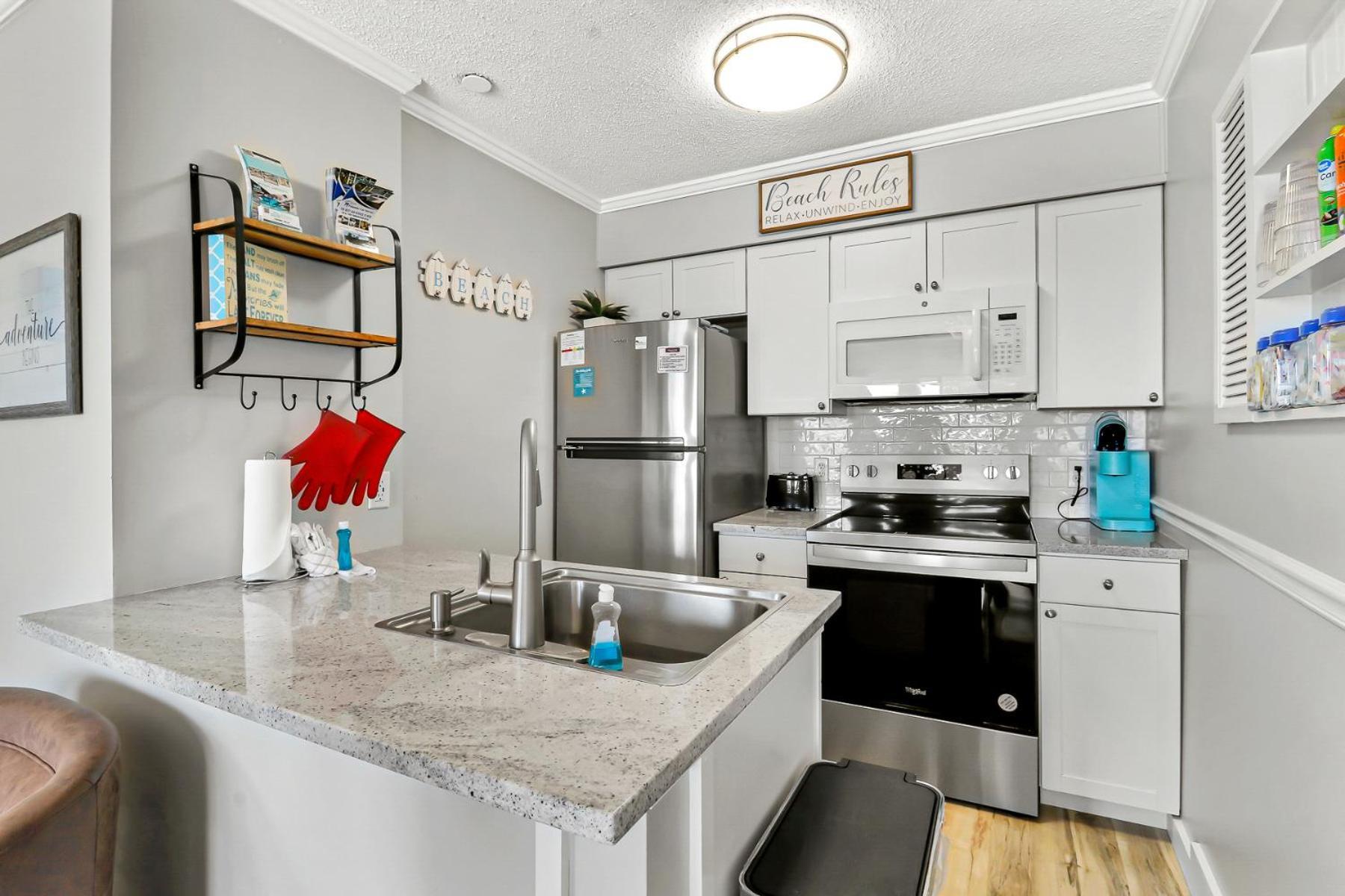 Ocean Dunes Villas #111, Beach Condo In Coligny Beach, 43 S Forest Beach Dr, Hilton Head Sc, Oceanfront Condo, Heated Pool, By Vacation Rental Hhi Хилтън Хед Айлънд Екстериор снимка